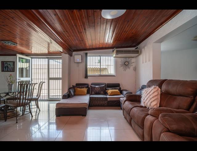 4 BEDROOM HOUSE FOR SALE IN RESERVOIR HILLS